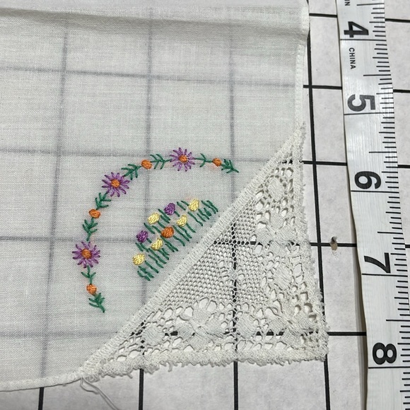 Lot of vintage handkerchiefs/linens w/embroidery and lace embellishments - Picture 13 of 16